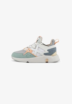 Sneaker sportivo con una tomaia in rete grigia, accenti in suede verde, suola bianca, dettagli pesca e blu, e caratteristiche di lacci e branding in evidenza.