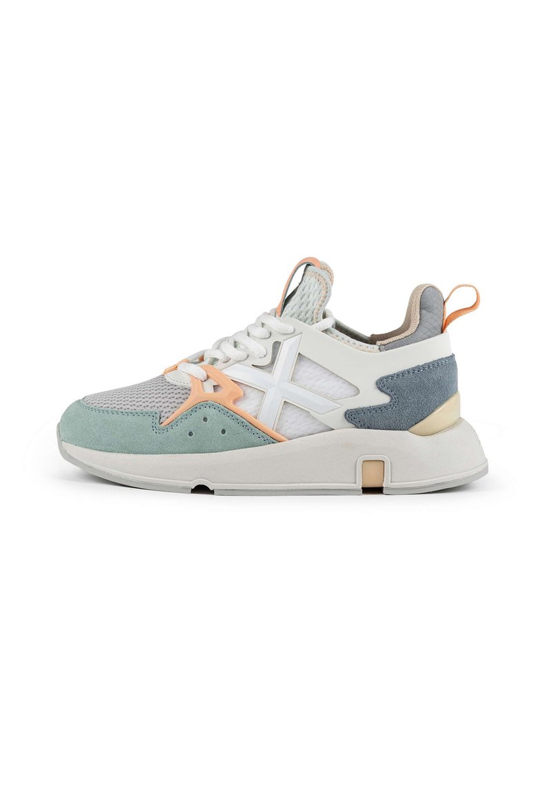Sneaker sportivo con una tomaia in rete grigia, accenti in suede verde, suola bianca, dettagli pesca e blu, e caratteristiche di lacci e branding in evidenza.