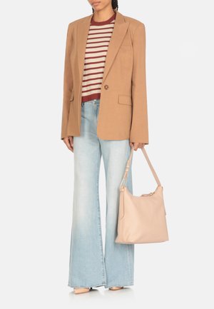 Blazer marrone chiaro, top rigato bordeaux e beige, jeans a gamba larga blu chiaro, borsa in tonalità neutre con tracolla e superficie liscia.