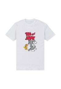 Biała bawełniana koszulka z grafiką przedstawiającą Toma i Jerriego. Projekt zawiera kolorowe postacie z kreskówek oraz napis „TOM i JERRY” w kolorze czerwonym.