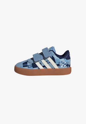 Sneaker in tela blu con strisce bianche, chiusure in velcro e suola in gomma color nocciola; presenta un design giocoso con motivi blu e accenti di personaggi.