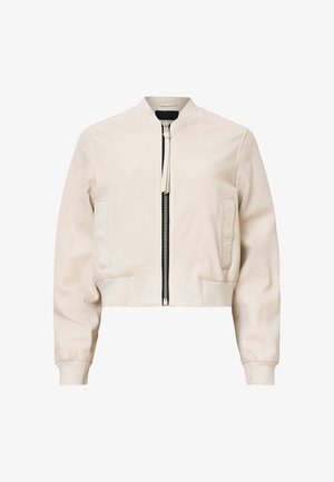 Veste bomber en cuir beige avec une fermeture éclair noire, col rond et poches latérales. Elle présente un ourlet court et une texture lisse.