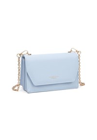 Borsa a pochette azzurra con catena dorata, caratterizzata da una chiusura con patta frontale e logo del marchio impressa sulla superficie.