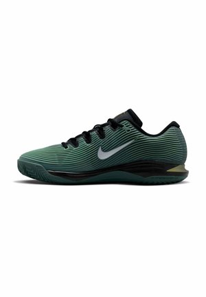 Dunkelgrüner und schwarzer Nike Low-Top-Sneaker mit gerippter Textur, schwarzen Schnürsenkeln, weißem Swoosh und "Claybreaker" Text auf der Sohle.