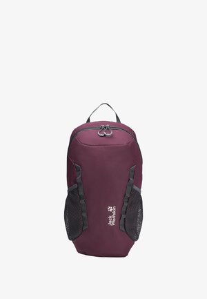 Mochila marrón hecha de tela duradera, con un diseño curvado, dos compartimentos con cremallera y bolsillos laterales de malla. Logo exhibido en la parte frontal.