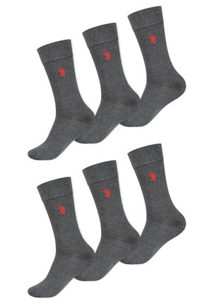 Sechs dunkelgraue Crew-Socken mit gerippten Bündchen, jeweils mit einem kleinen roten Polospieler-Logo an der Seite.