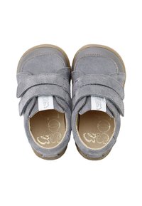Zapatos de ante gris con puntera redonda, cierre con correa ajustable y suela de goma con detalles de costura sutil.