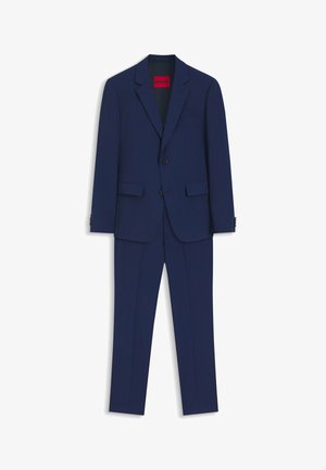 Laivastonsininen kaksiosainen miesten puku, jossa on lovikauluksellinen bleiseri, kaksi etutaskua läpillä ja vastaavat suorat housut.