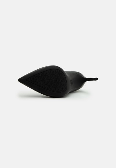 Chaussure à talon aiguille noire à bout pointu avec une semelle en caoutchouc texturé. Le corps présente une finition lisse et une silhouette élégante.