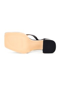 Zwarte hak sandaal met een vierkante neus, dunne banden en een gladde beige zool. Geverfde zwarte buitenzool voor grip.