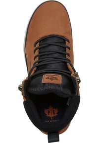 Baskets en daim marron et maille noire avec lacets noirs, œillets en métal et col rembourré. Présente une étiquette logo avec un design de feuille d'érable à l'intérieur.