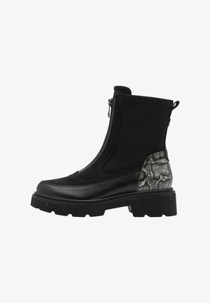 Bottines noires avec un devant en cuir lisse et un panneau latéral en cuir texturé à motif serpent, dotées d'une semelle robuste et d'une fermeture éclair.