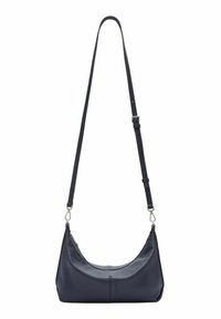 Granatowa skórzana torba na ramię o zaokrąglonym kształcie, z regulowanym paskiem i srebrnymi akcentami. Gładka tekstura i minimalistyczny wygląd.