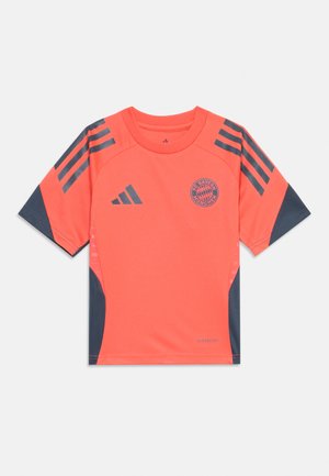 Camisa de futebol laranja com detalhes cinzentos, apresentando um decote redondo, mangas curtas e riscas verticais nos ombros. Logótipo do FC Bayern Munich exibido.