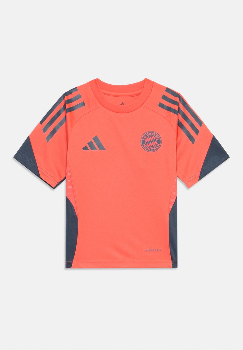 Oranžna nogometna majica z vsakdanjimi sivi akcenti, z okroglim vratnim izrezom, kratkimi rokavi in navpičnimi črtami na ramenih. Prikazana je logo FC Bayern Munchen.
