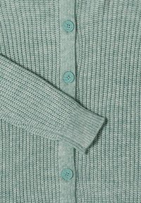 Cardigan tricoté en vert d'eau clair avec un motif texturé, comportant cinq boutons assortis à l'avant et des poignets côtelés.