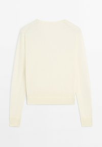 Hellbeige Pullover, gestricktes Material, Rundhalsausschnitt, lange Ärmel, gerippte Bündchen und Saum. Glatte Textur mit schlichtem Design.