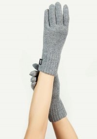 Grå stickade handskar med ribbat mönster, med fem fingerfickor och en märkesetikett på mudden. Mjukt tyg för värme.