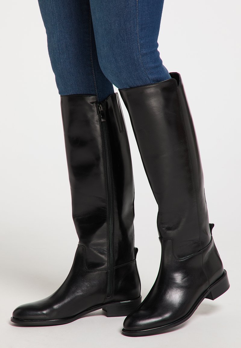 Boots de piele negre până la genunchi, cu o textură netedă, un fermoar pe lateral și un toc jos. Designul are accente minime.