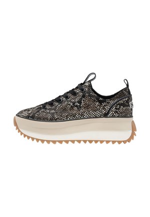Zwarte en beige platform sneakers met een slangenhuidpatroon, zwarte veters, trekrepen en een gekartelde gumzool, getoond in zijprofiel.