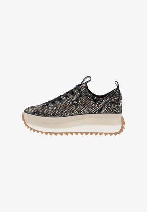 Sneaker plateforme noir et beige avec motif serpent, lacets noirs, anses de traction et semelle en gomme dentelée, présentée en profil latéral.