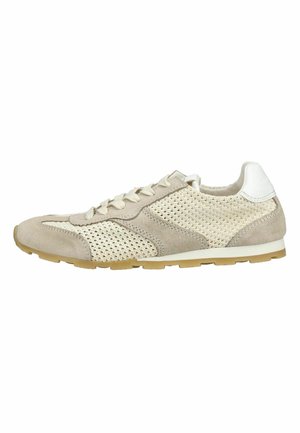 Lysebeige og cremefarvet casual sneaker med meshpaneler, ruskindsdetaljer, hvid hælflig og gummisål i karamel, set fra siden.