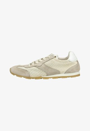Leicht beige-weißer Freizeitsneaker mit Mesh-Einsätzen, Wildleder-Overlays, weißem Fersenlasche und Gummisohle, seitlich betrachtet.