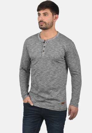 Szürke, hosszú ujjú Henley póló, texturált anyagból, kerek nyakkivágással, három fából készült gombbal és egy kis márkadilogóval az alsó szegélyen.
