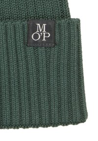 Zielona dziergana czapka z prążkowaną teksturą; posiada czarną materiaćową metkę z naszytym na mankiecie logo "MOP".