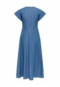 Zadný pohľad na modré rifľové šaty po kolená s krátkym rukávom, priliehavým pásom a rozšírenou sukňou.