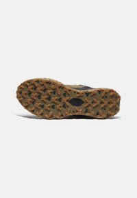Semelle de chaussure de course en noir et marron, dotée de crampons agressifs et d'un design texturé pour une meilleure adhérence sur différents terrains.