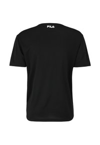 Camiseta negra de manga corta hecha de tejido suave, con cuello redondo y un logo de Fila impreso en blanco en la parte superior de la espalda.
