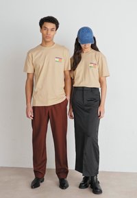 Tommy Jeans TJM REG SUMMER FLAG TEE EXT - Camiseta estampada - tawny sand