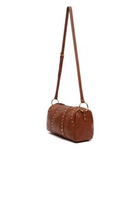 Borsa a spalla in pelle marrone con forma arrotondata, caratterizzata da accenti borchiati e una lunga tracolla regolabile. Dettagli in metallo dorato sono visibili.