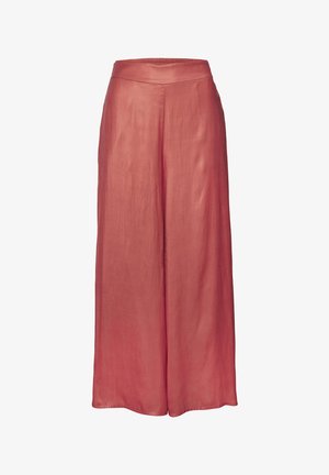 Pantalones de pierna ancha en una suave y ligera tela color coral. Presenta una cinturilla lisa, un diseño fluido y un sutil brillo. Sin patrones visibles ni herrajes.