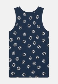Tamsiai mėlynas tank topas su repetityvia baltų futbolo kamuoliukų raštu. Pagamintas iš minkštos medžiagos, turi apvalų kaklą ir be rankovių dizainą.