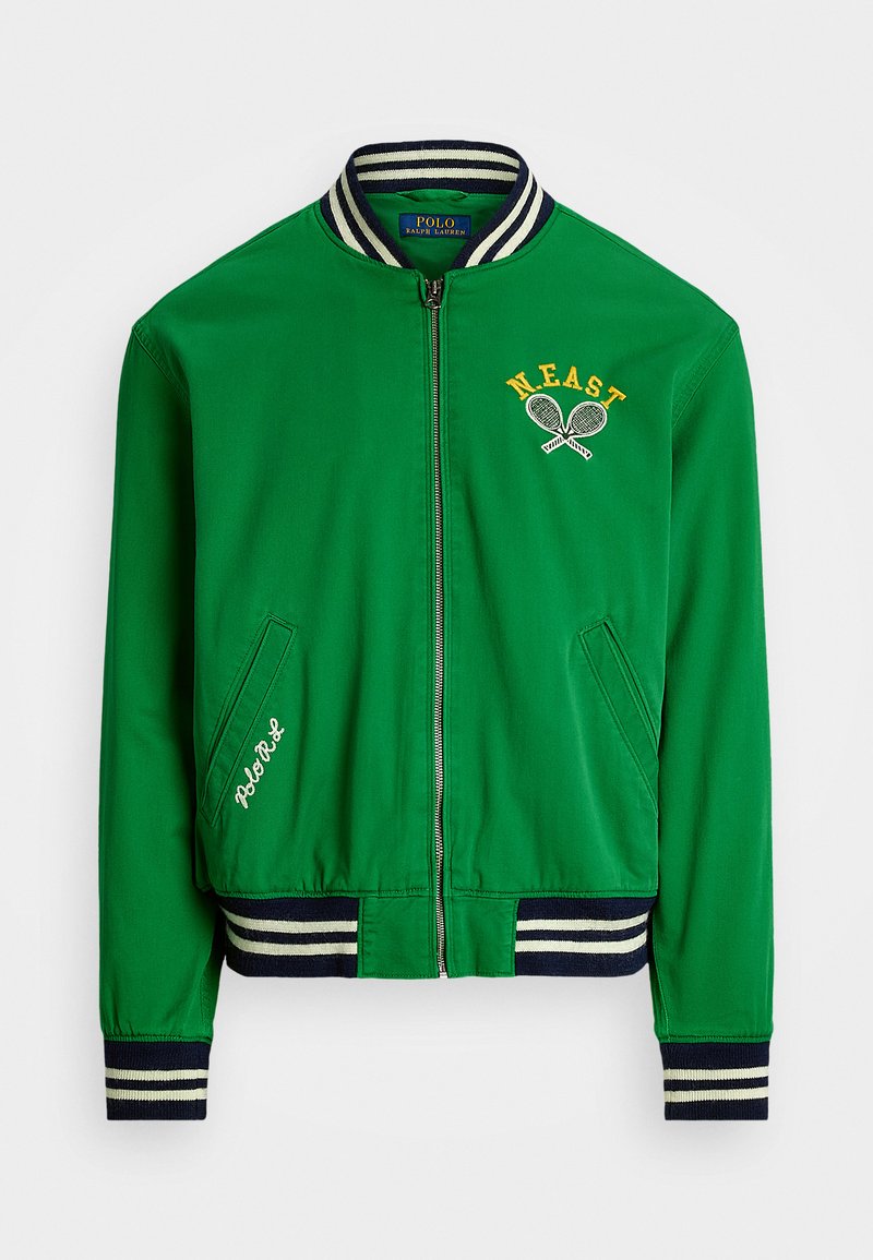 Veste bomber verte avec un col côtelé rayé marine. Présente un logo brodé "N.E.A.S.T." et des raquettes de tennis. Deux poches latérales.