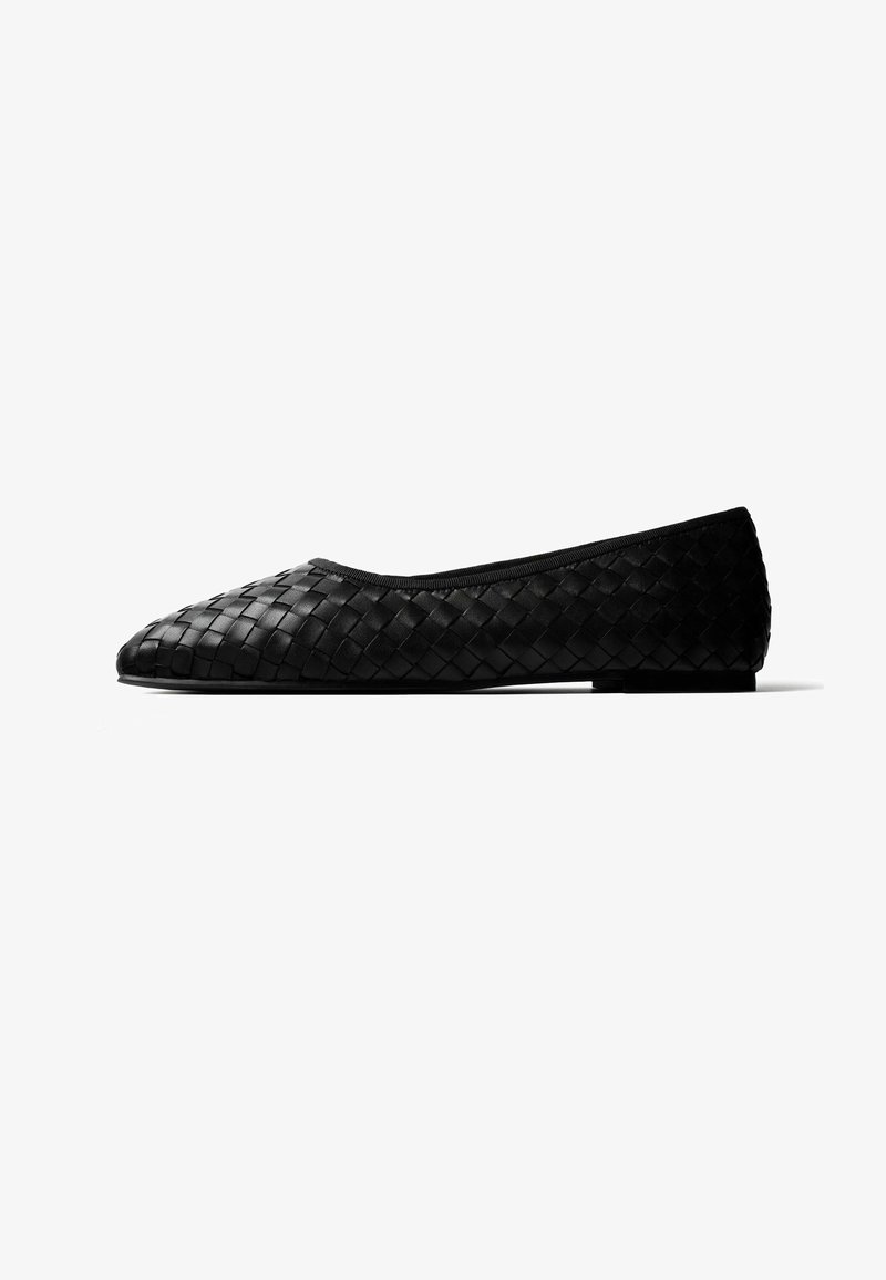 Chaussure ballerine en cuir tissé noir avec un petit talon et un bout arrondi, montrée de profil sur fond blanc.