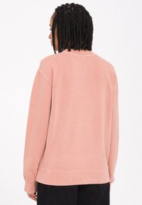 Rosa Sweatshirt mit lockerer Passform, langen Ärmeln, gerippten Bündchen und Saum sowie einer glatten Textur. Verfügt über einen Rundhalsausschnitt und ein schlichtes Design.