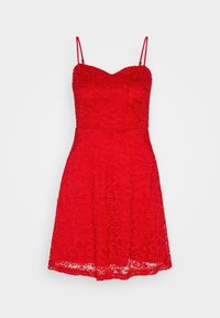 Abito rosso in pizzo con un bustier aderente, spalline sottili e gonna svasata. Presenta motivi floreali e un orlo con dettagli scallop.