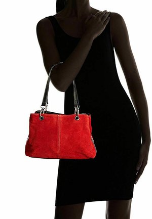 Borsa a tracolla in suede rosso con hardware argentato, manici doppi e forma rettangolare. Texture liscia con dettagli di cucitura sul davanti.