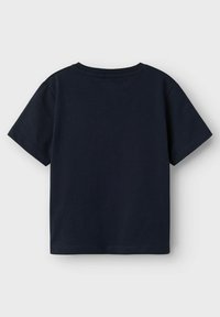 Camiseta de algodón azul marino con cuello redondo, mangas cortas y un corte relajado. Textura suave y sin patrones ni gráficos visibles.