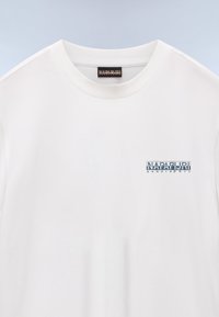 Hvid bomulds t-shirt med rund hals, med et blåt "NAPAPIJRI geographic" logo på venstre brystområde. Glat tekstur, korte ærmer.