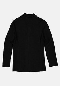 Czarna kurtka o dopasowanym kroju, z długimi rękawami, subtelną fakturą i kołnierzem z wycięciem; posiada prosty szew z tyłu.