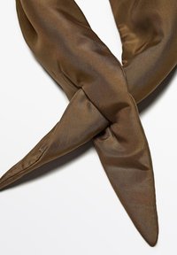 Foulard in satin marrone, caratterizzato da una texture liscia, una forma stretta e estremità appuntite, disposto in un motivo attorcigliato. Nessun motivo visibile o accessori.