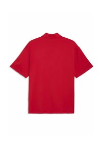 Polo rouge à manches courtes avec un col classique, une texture lisse, et une coupe décontractée, sans logo ni motif visible au dos.