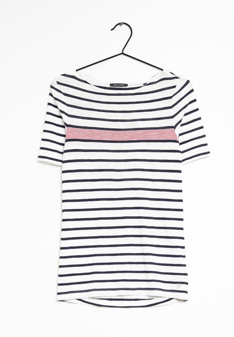 Pruhované tričko s krátkým rukávem, které má námořnické a bílé vodorovné pruhy a červený vodorovný pruh přes hruď.