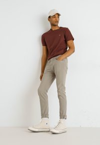 Levi's® 512™ SLIM TAPER - Traperice uskog kroja - sand