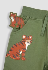 JoJo Maman Bébé APPLIQUE IN POCKET - REGULAR FIT - Teplákové kalhoty - khaki green tiger