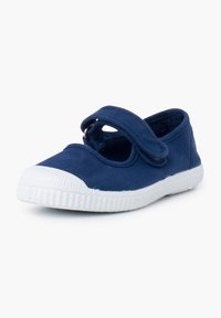 Scarpa in tela blu con suola in gomma bianca, dotata di una fascia in velcro sopra il collo del piede e design a punta arrotondata. Stile classico e semplicità.